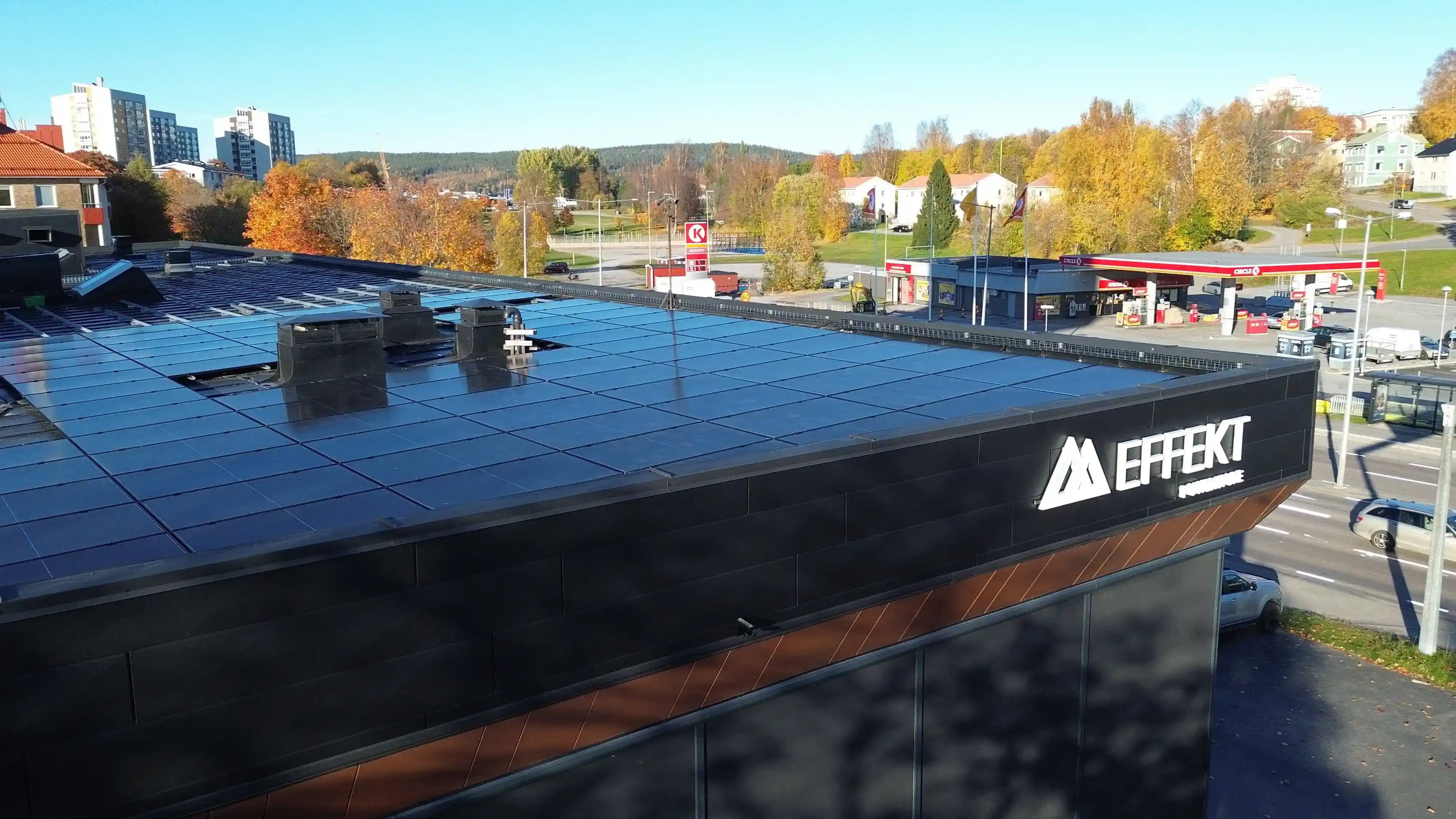Solcellspaneler installerade på ett tak